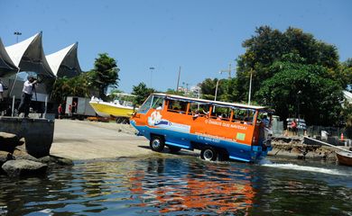 Rio de Janeiro - Chamado de Duck Copacabana, o primeiro veículo anfíbio da frota da Duck Tour Brasil começa a receber passageiros no Rio  (Tânia Regô/Agência Brasil)