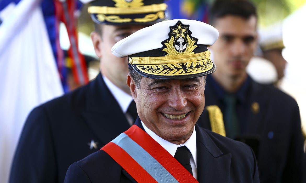 O comandante da Marinha, Almirante de Esquadra Almir Garnier Santos, durante cerimônia comemorativa dos 157 anos da Batalha Naval do Riachuelo, no Grupamento de Fuzileiros Navais de Brasília.