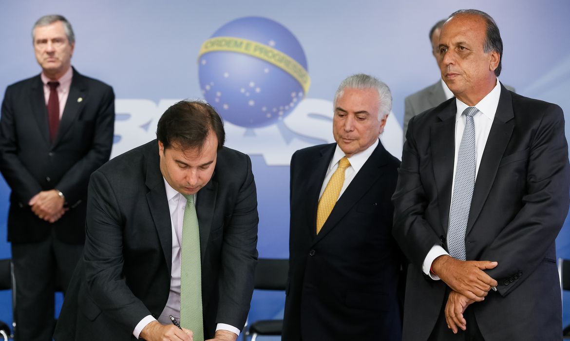 Brasília - Presidente da Câmara dos Deputados, Rodrigo Maia, durante cerimônia de assinatura de decreto de intervenção Federal no estado do Rio de Janeiro, no Palácio do Planalto (Beto Barata/PR)