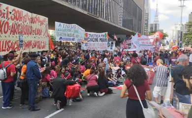 São Paulo (SP), 01/05/2025 – Movimentos sociais como o Mulheres em Luta, Marielle Vive, Luta Popular e Movimento Nacional de Lutas do Campo e da Cidade e entidades como a Central Sindical e Popular Conlutas realizam um dos atos organizados na capital paulista para marcar o Dia dos Trabalhadores e Trabalhadoras. Foto: Letycia Bond/Agência Brasil
