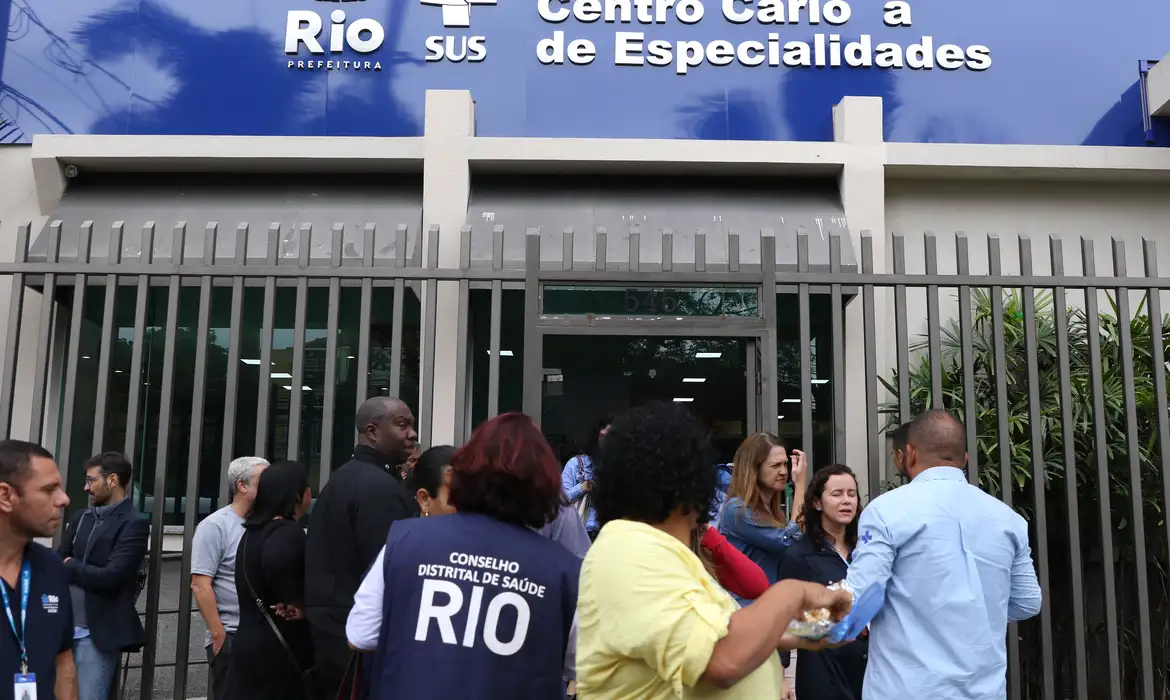 Prefeitura inaugura o Super Centro Carioca de Saúde, complexo de saúde pública, localizado em Benfica, zona norte da cidade.