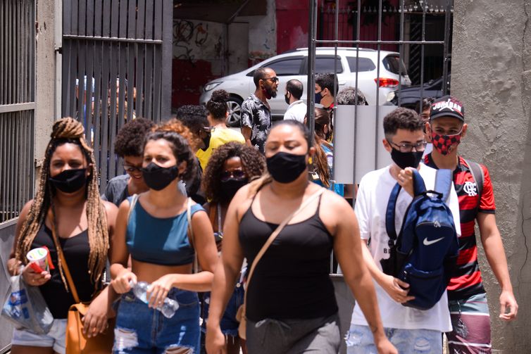 Estudantes chegam para o segundo dia do Exame Nacional do Ensino Médio (Enem) 2020, na Universidade Estadual do Rio de Janeiro(UERJ).