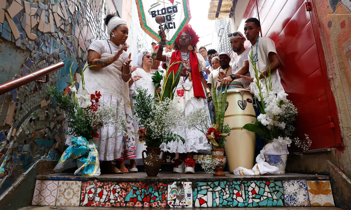 Rio de Janeiro (RJ), 20/01/2026 - Lavagem da escadaria Baden Powell com  água de cheiro homenageia Oxossi, em Copacabana, zona sul da cidade.  Foto: Tânia Rêgo/Agência Brasil
