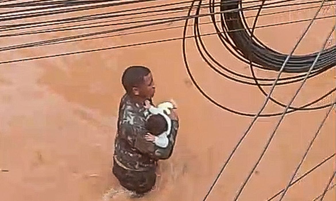 27.02.2026 - O ex-soldado do Exécito Yuri Souza, de 19 anos, viveu seu maior ato de bravura na última semana de serviço. Na terça-feira (24), poucos dias antes de ser desligado, que ele enfrentou uma rua alagada, com água na cintura, para salvar uma bebezinha de cinco meses durante uma enchente em Juiz de Fora (MG). Foto: Yuri Souza/Arquivo Pessoal