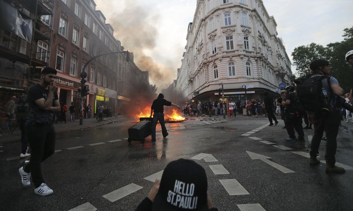 Manifestantes atearam fogo a veículos e fizeram barricadas em diversos pontos de Hamburgo