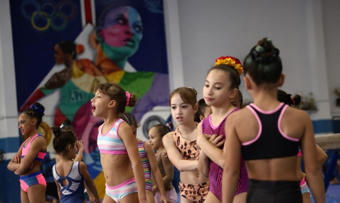Meninas treinam ginástica no local onde Rebeca Andrade começou no esporte, em Guarulhos
08/08/2024
REUTERS/Carla Carniel