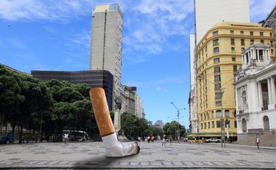 Instalação na Cinelândia lembra a fumantes descarte correto da guimba de cigarro