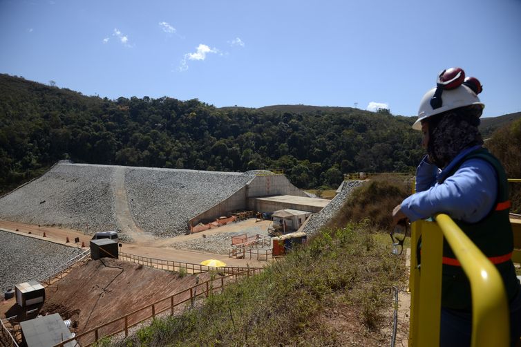 Trabalhadores na obra do muro de contenção construído para eventual rompimento da Barragem B3/B4 em Nova Lima, região metropolitana de Belo Horizonte.