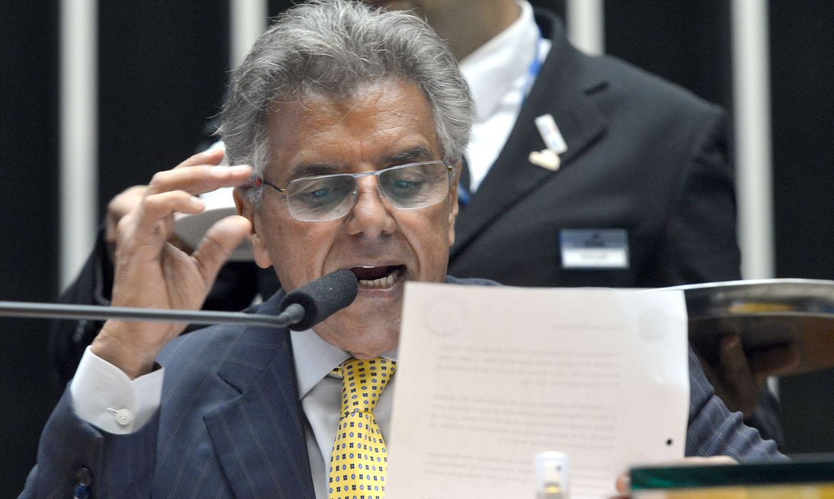 Brasília – 1º secretário da Câmara, deputado Beto Mansur, lê no plenário da Casa o relatório aprovado pela comissão especial do impeachment  (Antônio Cruz/Agência Brasil)