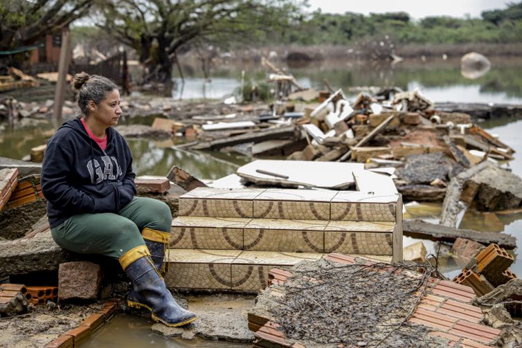 Porto Alegre (RS), 19/06/2024 - Thaiane Azevedo Cabral em frente ao que sobrou da sua casa destruída na ilha da Picada após chuvas e novos alagamentos. Foto: Bruno Peres/Agência Brasil
