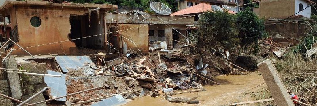 Estragos causados pela enxurrada no rio Santo Antonio, no Buraco do Sapo, em Itaipava, região serrana do Rio, em 2011
