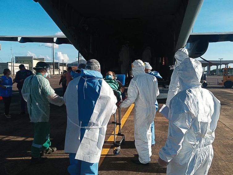 Reprodução Twitter oficial do Ministério da Defesa Nesta segunda-feira (25), uma aeronave C-105 da FAB decolou às 19h25 (Horário de Brasília) de Porto Velho (RO) transportando 15 pacientes para Curitiba (PR).