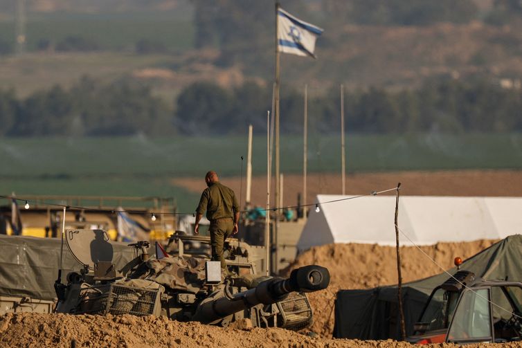 Israel 20/01/2024
Um soldado israelense caminha sobre uma unidade móvel de artilharia, em meio ao conflito em curso entre Israel e o grupo islâmico palestino Hamas, perto da fronteira Israel-Gaza, no sul de Israel. REUTERS/Tyrone Siu