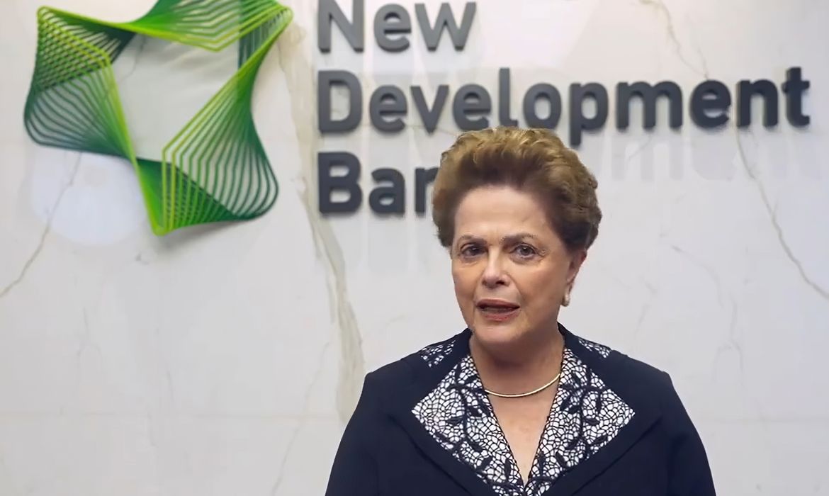 Quero anunciar a liberação de US$  1,115 bilhão - o equivalente a R$ 5,750 bilhões - dos recursos do 
@NDB_int para o estado do Rio Grande do Sul enfrentar a calamidade. Já conversei com o presidente 
Lula e o governador EduardoLeite. Foto: Frame/Dilma Rousseff/X
.