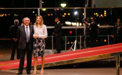 Brasília - O presidente Michel Temer e a primeira-dama Marcela Temer recebem convidados para o jantar com a base aliada no Palácio da Alvorada ( Beto Barata/PR )