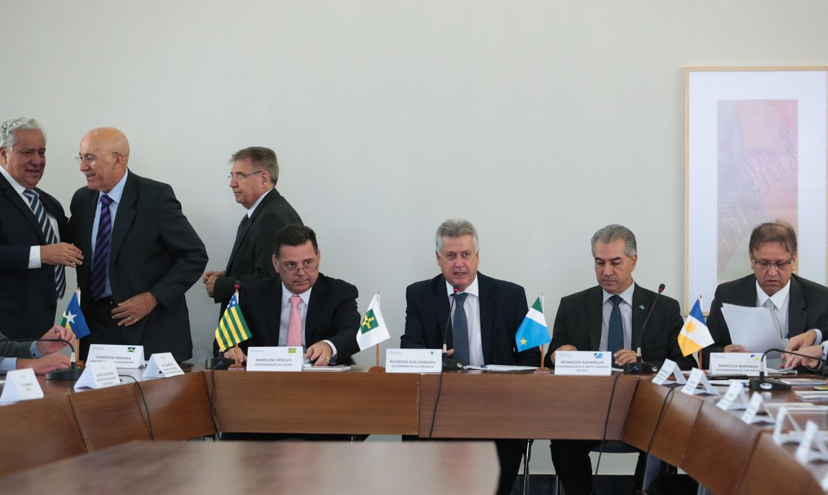 Brasília - Fórum de Governadores do Brasil Central para discutir o desenvolvimento de projetos comuns em educação, saúde e turismo  (José Cruz/Agência Brasil)