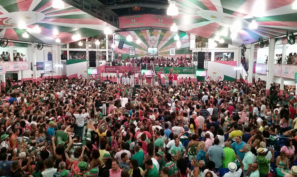 Ensaios na quadra da escola no Morro da Mangueira reúnem cerca de 5 mil pessoas 