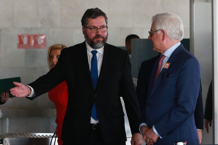 O ministro das Relações Exteriores, Ernesto Araújo, e o ministro dos Negócios Estrangeiros da Polônia, Jacek Czaputowicz chegam ao Palácio do Planalto