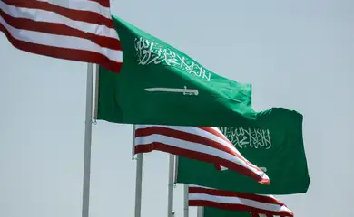 Bandeiras dos EUA e da Arábia Saudita ao longo de uma rodovia em Riad
12 de maio de 2025 REUTERS/Hamad I Mohammed