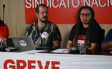 Brasília (DF) 24/05/2024 Os comandos nacionais de greve do Andes Sindicato Nacional, Sinasefe e da Fasubra Sindical dão entrevista sobre as negociações e andamentos da greve de professores e técnicos administrativos da educação federal (universidades federais, institutos federais de ensino e escolas federais). Mesa: presidente do Sindicato Nacional dos Docentes das Instituições de Ensino Superior (ANDES-SN), Gustavo Seferian e Suzana Maia, CNG/ANDES-SN
 Foto: Fabio Rodrigues-Pozzebom/ Agência Brasil