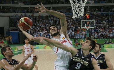 Espanha venceu a Argentina por 92 a 73 e ultrapassou o Brasil na pontuação para as quartas de final 