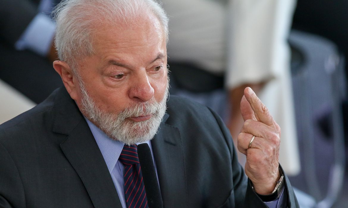 Brasília (DF), 31/07/2023, - O presidente Luiz Inácio Lula da Silva sanciona a lei que institui o Programa Escola em Tempo Integral, no Palácio do Planalto.  Foto: José Cruz/Agência Brasil