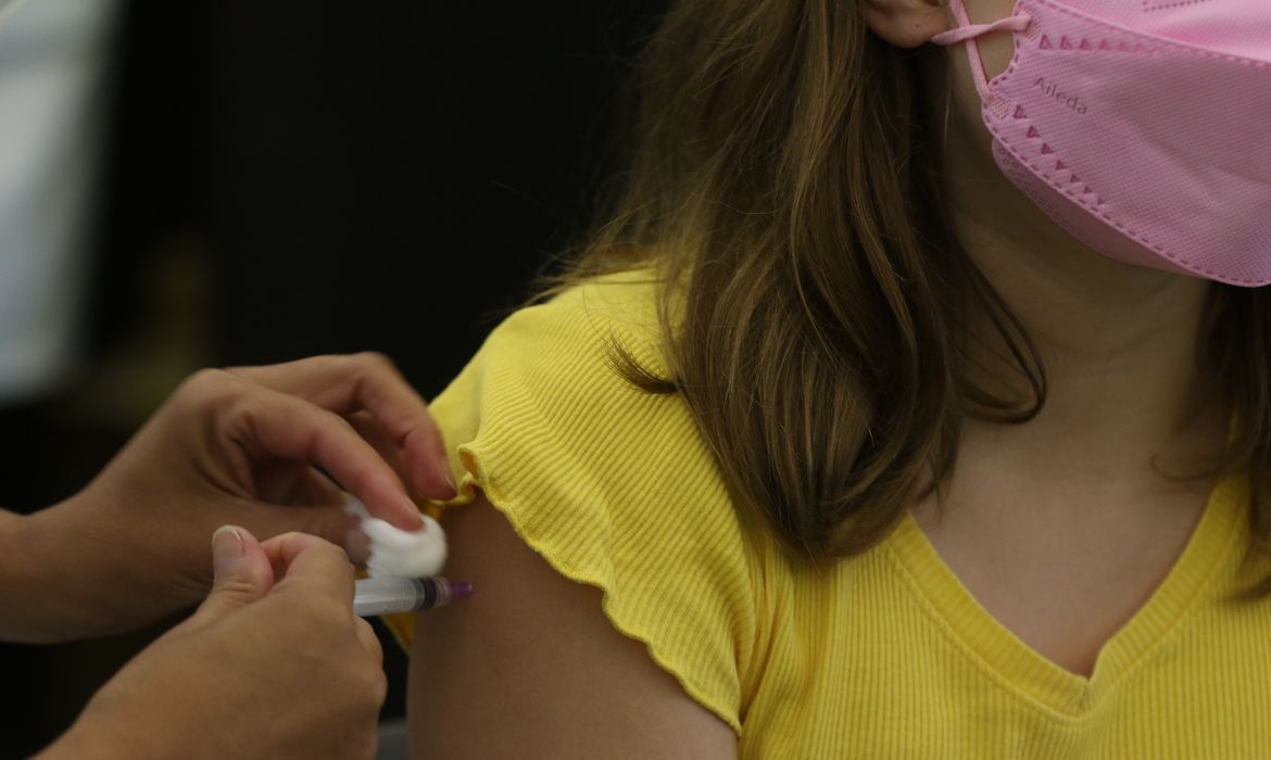 Vacinação infantil contra a covid-19 de crianças 10 anos ou mais, no planetário, bairro da gávea, zona sul cidade.
