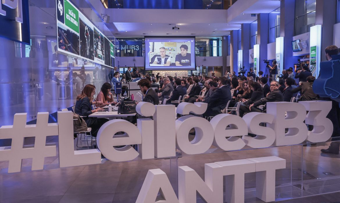 Paulo Pinto/Agência Brasil São Paulo (SP) - 06/11/2025 Ministro dos Transportes, Renan Filho, participa virtualmente de leilão na B3. O leilão envolve o trecho das rodovias BR-153/262/GO/MG, conhecido como rota sertaneja, que conecta 21 municípios estratégicos entre Hidrolândia (GO) e Comendador Gomes (MG).
Foto: Paulo Pinto/Agência Brasil