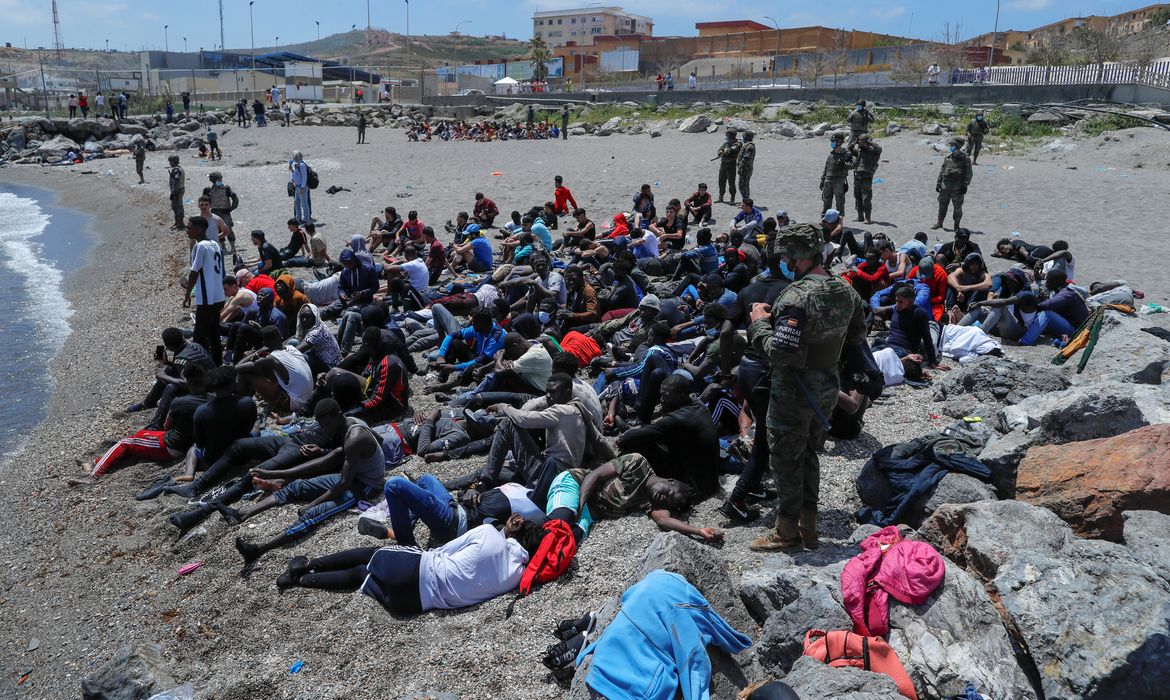 Thousands of migrants cross the Spanish-Moroccan border