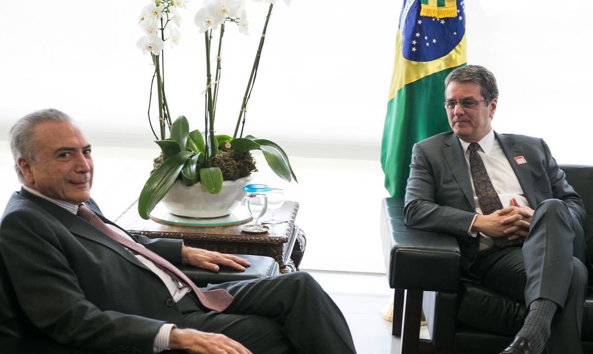 O presidente interino Michel Temer recebe o diretor-geral da Organização Mundial do Comércio (OMC), Roberto Azevêdo, no Palácio do Planalto (Valter Campanato/Agência Brasil)