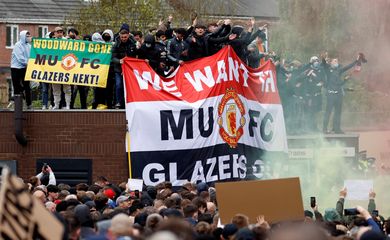 Torcedores do Manchester United protestam contra proprietários do clube