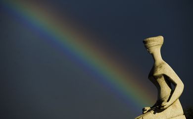 Arco-íris ao entardecer visto da Estátua da Justiça no STF