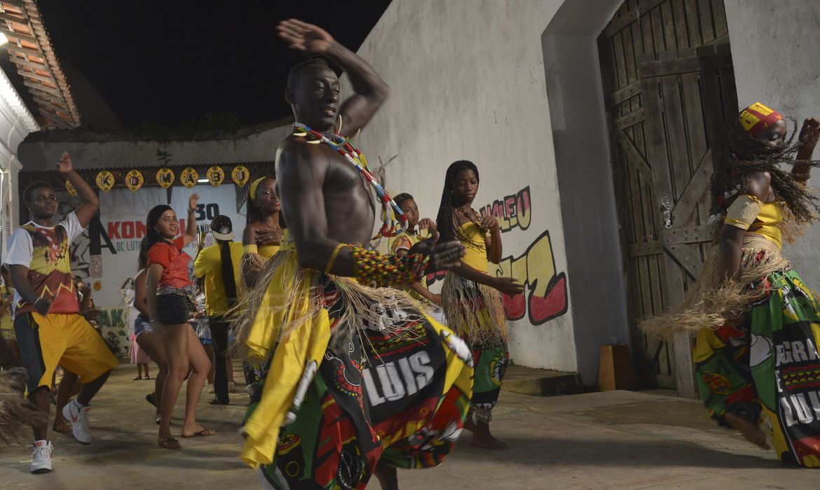 Dança do Bloco Akomabu 