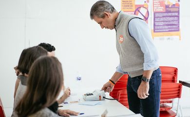 Felipe D'avlia vota em escola na capital paulista