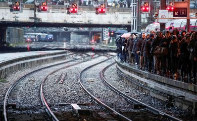 Passageiros andam em uma plataforma na estação de trem Gare Saint-Lazare, em Paris
 REUTERS/Christian Hartmann