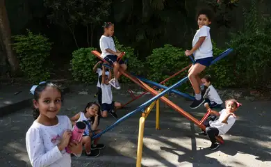 Rio de Janeiro (RJ), 04/06/2025 – Alunos do Centro Integrado de Educação Pública (CIEP) 001 brincam durante horário de intervalo, na escola, no Catete, na zona sul da capital fluminense. Foto: Tomaz Silva/Agência Brasil