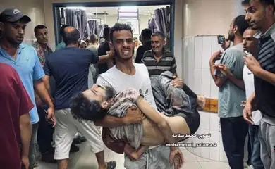 Gaza, 03/07/2025 - Abdullah Hammad é carregado no hospital Nasser após ter sido baleado por forças israelenses, quando tentava coletar um saco de farinha no sul de Gaza. Foto: Médicos Sem Fronteiras/Divulgação