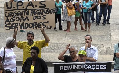 Rio de Janeiro - Servidores do município do Rio de Janeiro realizam um protesto organizado pelo Sisep-Rio, contra a retirada de recursos municipais para atender ao governo estadual (Tânia Rêgo/Agência Brasil)