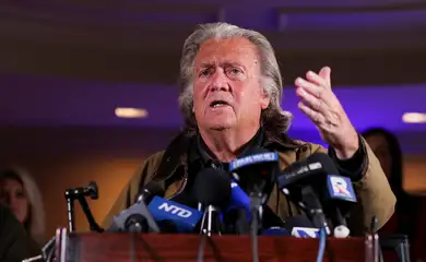 Steve Bannon, former advisor to former U.S. President and Republican presidential nominee Donald Trump, gestures as he speaks during a press conference in New York City following his release from U.S. Federal jail in Connecticut, U.S., October 29, 2024. Reuters/Andrew Kelly/Proibida reprodução