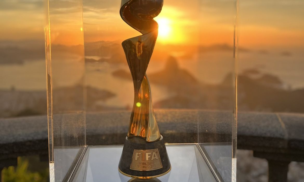 taça da copa do mundo de futebol feminino é apresentada no Corcovado, no RJ, em 29/03/2023