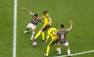 Soccer Football - FIFA Club World Cup - Group F - Fluminense v Borussia Dortmund - MetLife Stadium, East Rutherford, New Jersey, U.S. - June 17, 2025 Fluminense's Nonato and Martinelli in action with Borussia Dortmund's Marcel Sabitzer and Pascal Gross REUTERS/Susana Vera