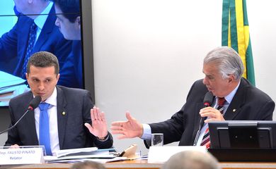 O Conselho de  Ética da Câmara se reúne para a leitura do parecer preliminar do relator, deputado Fausto Pinato, pela continuidade das investigações contra o presidente da casa, Eduardo Cunha (Wilson Dias/Agência Brasil)