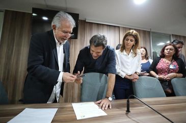 Candidato à Presidência da República, Fernando Haddad (PT), assina Termo de Compromisso elaborado pela ABI no qual garante que não vai modificar a Constituição.