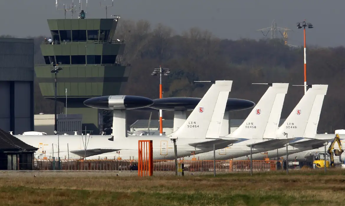 Aeronaves AWACS da OTAN no pátio da base aérea em Geilenkirchen, perto da fronteira germano-holandesa
03/04/2014
REUTERS/Ina Fassbender