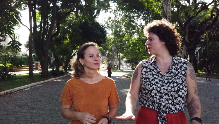 A historiadora Deborah Neves (dir.) e a repórter Ana Graziela Aguiar caminham pela área onde existia o presídio Tiradentes, em São Paulo