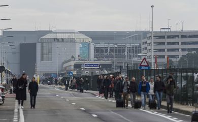 Após explosões, passageiros são evacuados de um terminal do aeroporto de Bruxelas