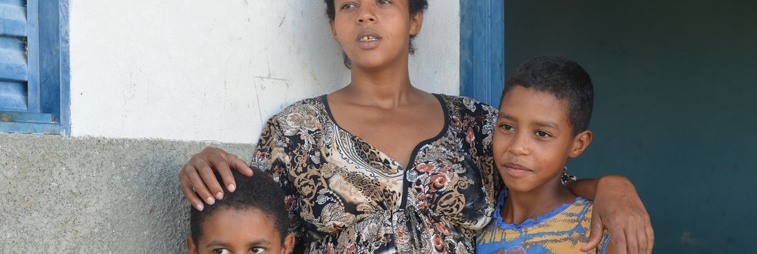 Na foto, a lavradora Aurea Paulino dos Santos, 28 anos, moradora da comunidade do Engenho II, no quilombo Kalunga, em  Cavalcante (GO).