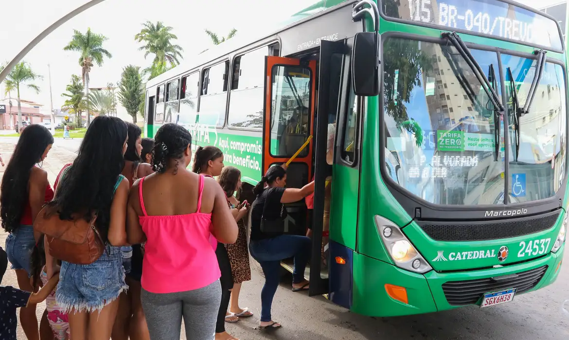 Brasília (DF) 01/12/2023 - O município de Luziânia (GO), no Entorno do Distrito Federal, passou a ter transporte público em operação com tarifa zero. A medida garante aos moradores da cidade gratuidade para circulação nos veículos coletivos. Foto: Wilson Dias/Agência Brasil