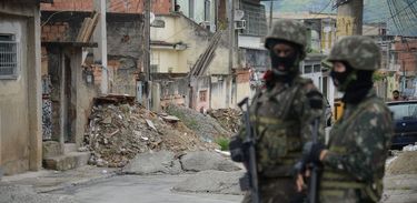Forças Armadas em operação na Vila Aliança, no Rio