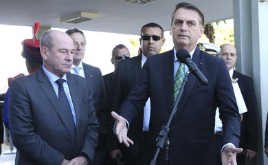 O presidente da República, Jair Bolsonaro, fala à imprensa após  almoço no Ministério da Defesa. Ao lado o ministro da Defesa, Fernando Azevedo e Silva.